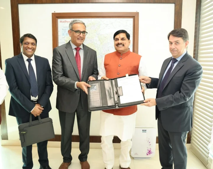 मुख्यमंत्री डॉ. मोहन यादव से मिले सीमेंस कंपनी के अधिकारी, सीएम ने सौंपा 60.49 एकड़ जमीन का आशय पत्र