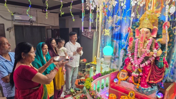 अयोध्या में गणेशोत्सव की धूम, 150 से ज्यादा पंडालों में गूंजे गणपति बप्पा के जयकारे, 56 भोग से हुआ पूजन