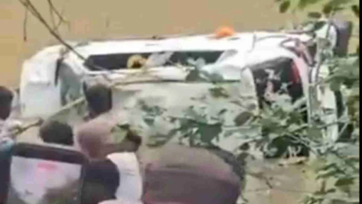 मां बगलामुखी के दर्शन कर लौट रहे परिवार पर टूटा कहर, उफनते नाले में कार बहने से 8 की मौत