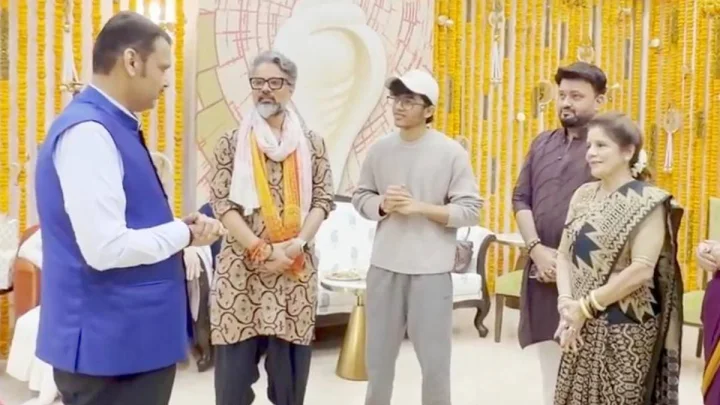 CM देवेंद्र फडणवीस से मिली 'हनुमान अंश' की टीम, निर्देशक डॉ. विशाल चतुर्वेदी की जमकर हुई तारीफ