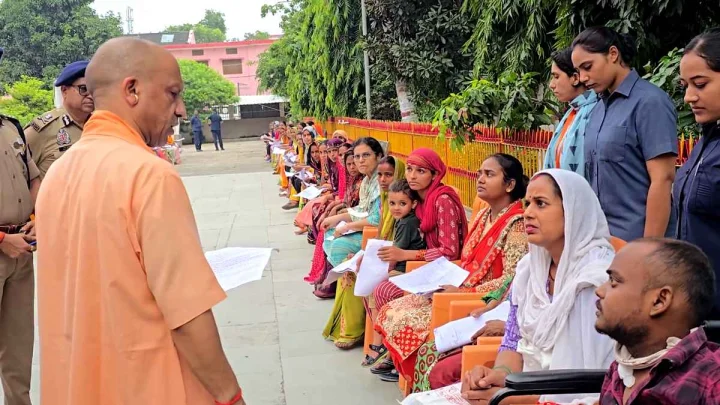 छोटी घटना पर भी तुरंत पहुंचे DM-SP, जनता दर्शन में सख्त दिखे CM योगी आदित्यनाथ