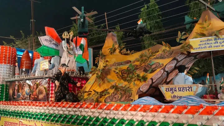 Indore Anant Chaturdashi : इंदौर में 103 साल पुरानी झांकी परंपरा में उमड़ा जनसैलाब, 22 से ज्यादा झांकियां बनी आकर्षण
