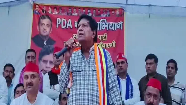 PDA सम्मेलन में माइक बंद होने पर भड़के सपा सांसद, मंच पर फेंका माइक, सामने आया वीडियो