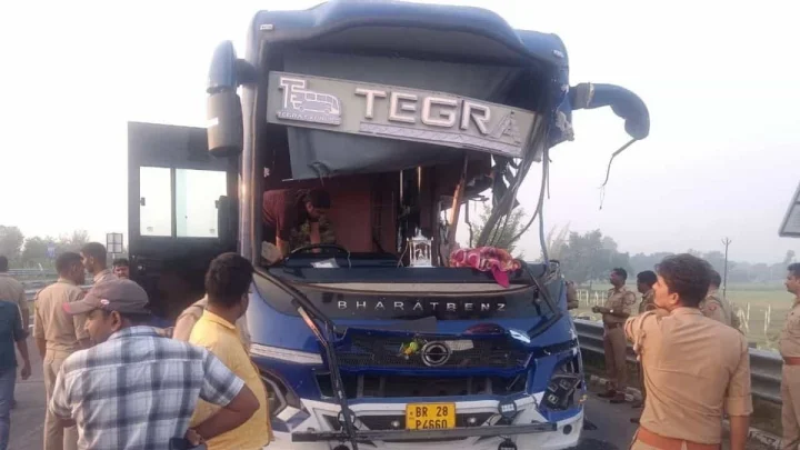 गोरखपुर लिंक एक्सप्रेसवे पर भीषण हादसा, AC बस और ट्रेलर की टक्कर में 4 की मौत, 4 गंभीर घायल