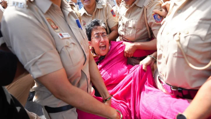 जंतर-मंतर पर प्रदर्शन के बीच इंटरनेट सेवा बंद, 1.5 किमी दायरे में इंटरनेट पर रोक; AAP नेताओं समेत कई हिरासत में