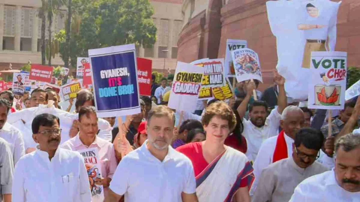 LIVE: आकाशवाणी भवन में धरने पर राहुल गांधी समेत विपक्षी‍  नेता, EC मात्र 300 मीटर दूर