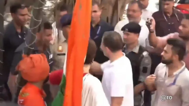 Priyanka Gandhi : प्रियंका गांधी को पुलिस अधिकारी पर आया गुस्सा, लगाई फटकार- यह डंडा नहीं, तिरंगा है