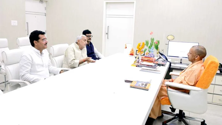 सपा से निष्कासित विधायकों की CM योगी से मुलाकात, शिष्टाचार भेंट या 2027 के चुनाव की बिसात?
