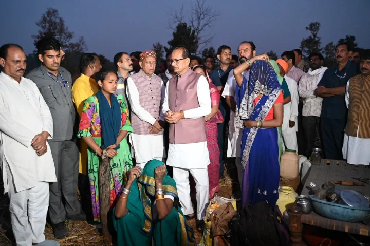 बुधनी में आदिवासियों के घरों पर बुलडोजर कार्रवाई के विरोध में धरने पर शिवराज, अपनी ही सरकार को घेरा