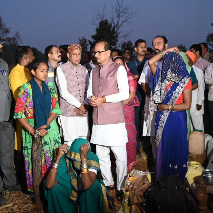 Shivraj Singh Chouhan stages a sit-in protest against the bulldozer action on tribal homes in Budhni; Shivraj's sit-in in Budhni; Shivraj Singh Chouhan.बुधनी में आदिवासियों के घरों पर बुलडोजर कार्रवाई के विरोध में धरने पर शिवराज सिंह चौहान