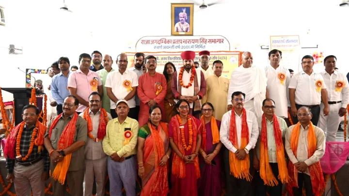 अयोध्या के साकेत महाविद्यालय में विदाई एवं सम्मान समारोह, पूर्व सांसद बृजभूषण ने गुरु के चरणों में बैठकर लिया आशीर्वाद