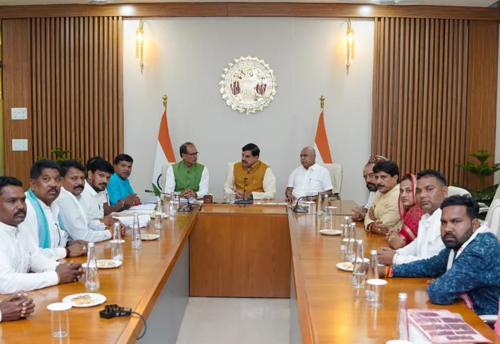 मोहन-शिवराज की एक घंटे बंद कमरे में बैठक के बाद आखिर कैसे खत्म हुआ कोसमी का आदिवासी जमीन विवाद?