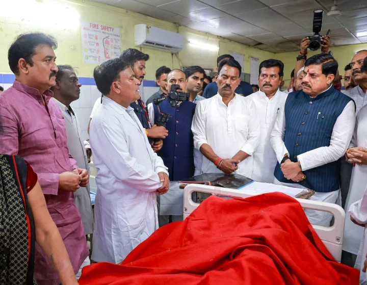 ग्वालियर शीतला मंदिर हादसे के घायलों से सीएम डॉ. मोहन यादव ने मुलाकात, बोले घटना के दोषियों पर होगी कड़ी कार्रवाई