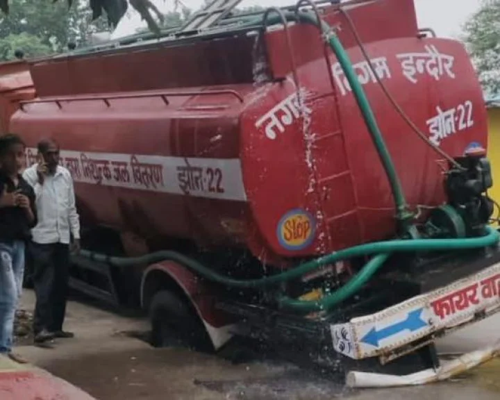 इंदौर के बांबे अस्पताल के पास धंसी सड़क, नगर निगम का फायर टैंकर ही फंस गया