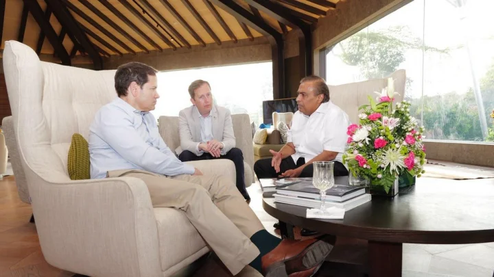 मार्को रुबियो यांची जामनगर रिफायनरीला भेट, नवीन ऊर्जा गिगा-फॅक्टरी आणि डेटा सेंटरसाठी अमेरिकी कंपन्यांसोबतच्या सहकार्यावर चर्चा