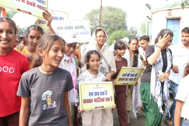 दिग्विजय सिंह की सत्य सनातन यात्रा पर NHRC का नोटिस, बच्चों से राजनीतिक नारे लगवाने का आरोप