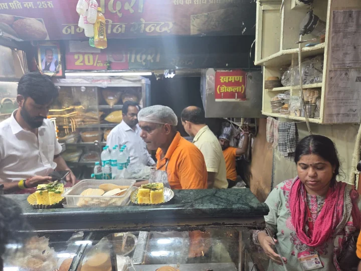 दीपावली से पहले भोपाल में मिलावटखोरों पर खाद्य विभाग का शिकंजा, मिठाई-नमकीन से लेकर बादाम तक के सैंपल लिए