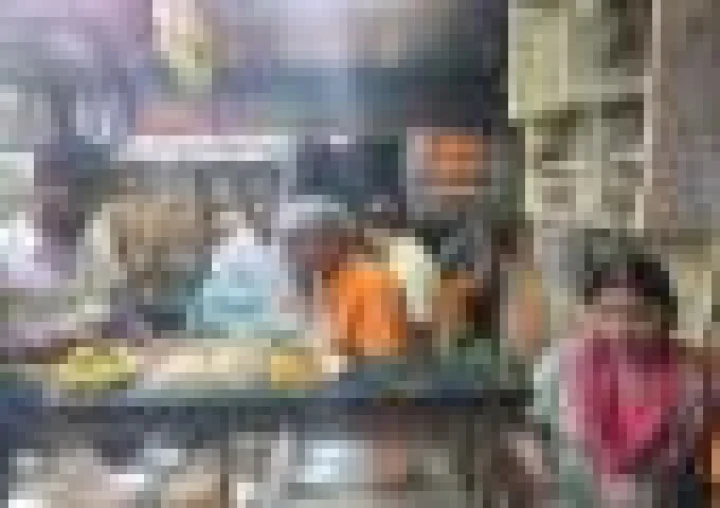 दीपावली से पहले भोपाल में मिलावटखोरों पर खाद्य विभाग का शिकंजा, मिठाई-नमकीन से लेकर बादाम तक के सैंपल लिए