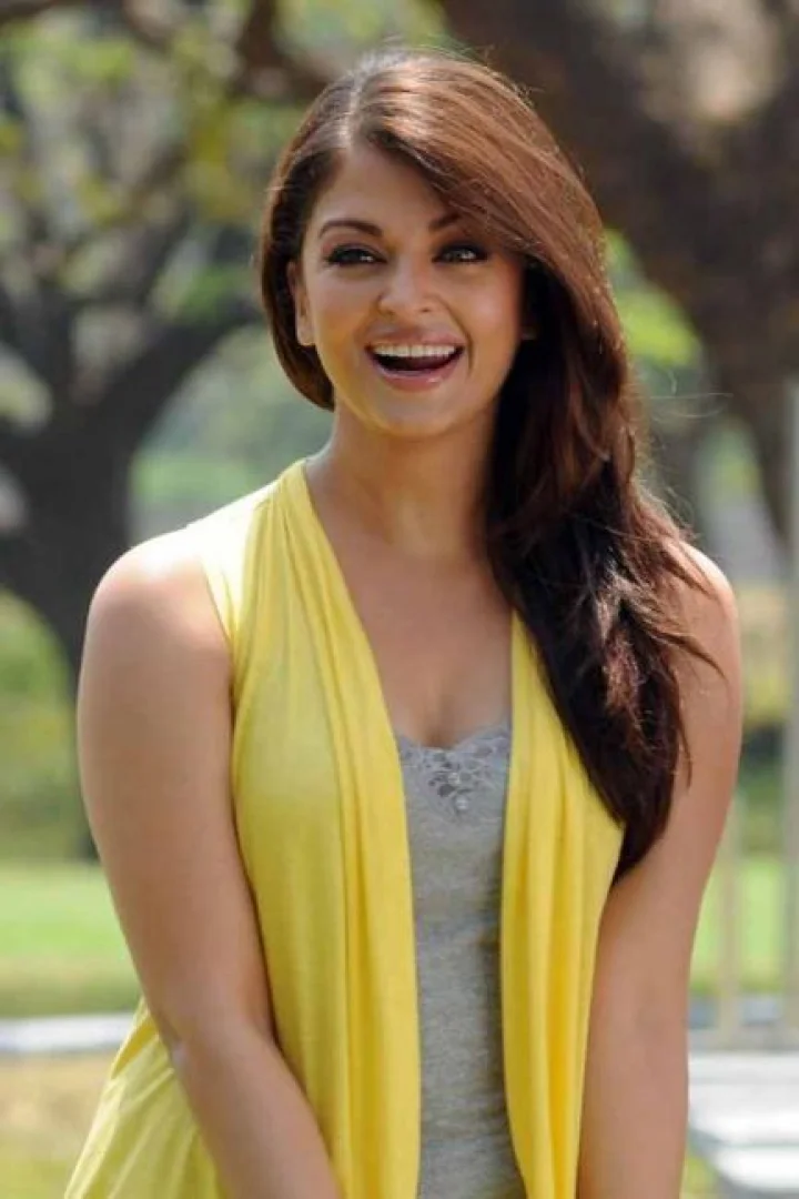 ऐश्वर्याला आवरेना हसू