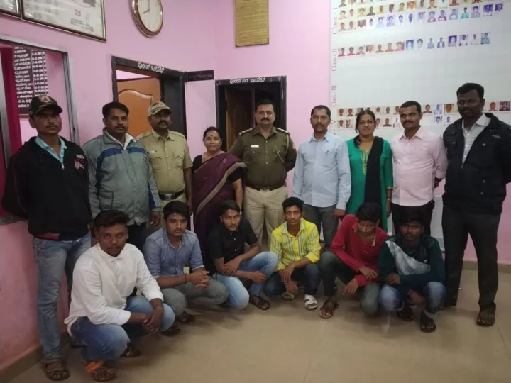 ಯುವತಿಯರಿಗೆ