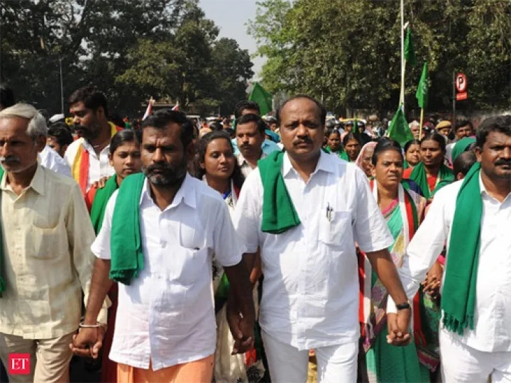 The police did not allow the farmers who came to meet CM Siddaramaiah to the Vidhana Soudha