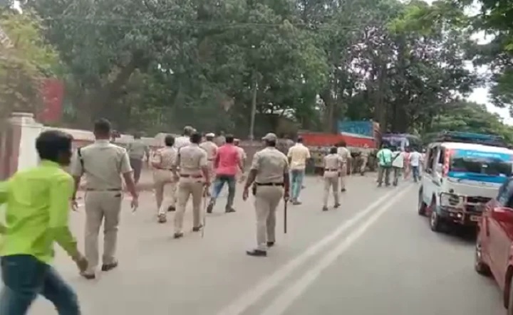 agneepath protest in dharwad: police lati charge ಧಾರವಾಡ  ಅಗ್ನಿಪಥ್ ಪ್ರತಿಭಟನೆ
