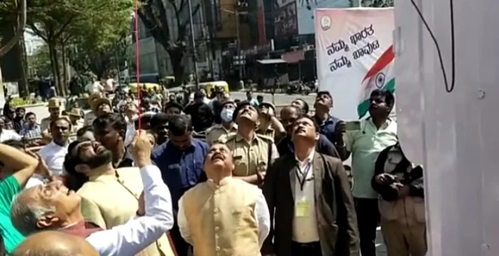 24×36 ಅಡಿ ಅಗಲದ ರಾಷ್ಟ್ರಧ್ವಜ ಉದ್ಘಾಟನಾ ಕಾರ್ಯಕ್ರಮದಲ್ಲಿ ಎಡವಟ್ಟು