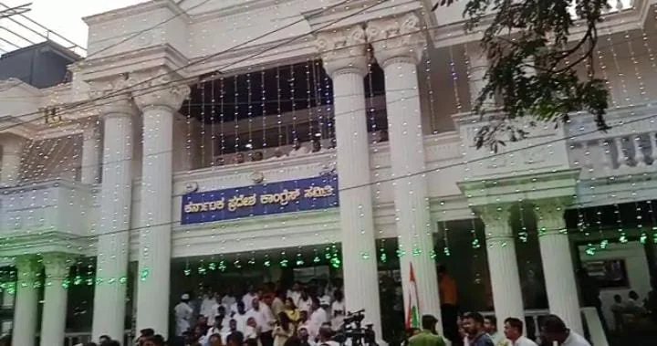 ಲೈಟಿಂಗ್ನಿಂದ ಕಂಗೊಳಿಸುತ್ತಿರುವ ಕಾಂಗ್ರೆಸ್ ಕಚೇರಿ