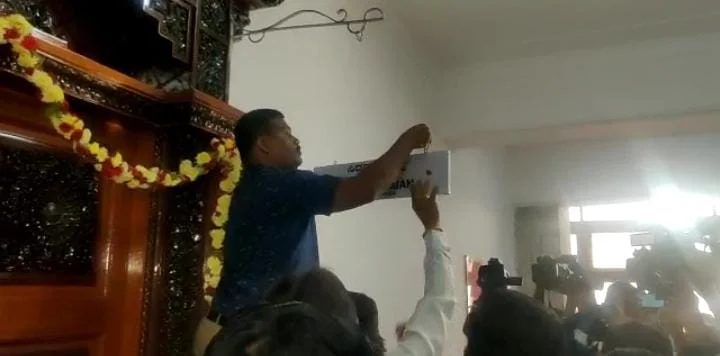 ಸಿದ್ದ ರಾಮಯ್ಯ ಪ್ರಮಾಣ ವಚನ ಸ್ವೀಕರಿಸುತ್ತಿದ್ದಾಗೆ ವಿಧಾನ ಸೌಧದಲ್ಲಿ ನೇಮ್ ಬೋರ್ಡ್ ಚೇಂಜ್