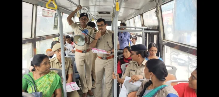 ಮಹಿಳಾ ಪ್ರಯಾಣಿಕರಿಗೆ ಅರಿವು ಮೂಡಿಸಲು ಬಸ್ ಹತ್ತಿದ ಬೆಂಗಳೂರು ಪೊಲೀಸರು