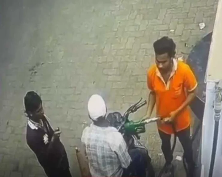 ಪೆಟ್ರೋಲ್ ಬಂಕ್ ನಲ್ಲಿ ಸಿಗರೇಟು ಸೇದುವುದನ್ನು ತಡೆದಿದ್ದಕ್ಕೆ ಕೋಪದಿಂದ ಈ ಭೂಪ ಮಾಡಿದ್ದೇನು Video ನೋಡಿ