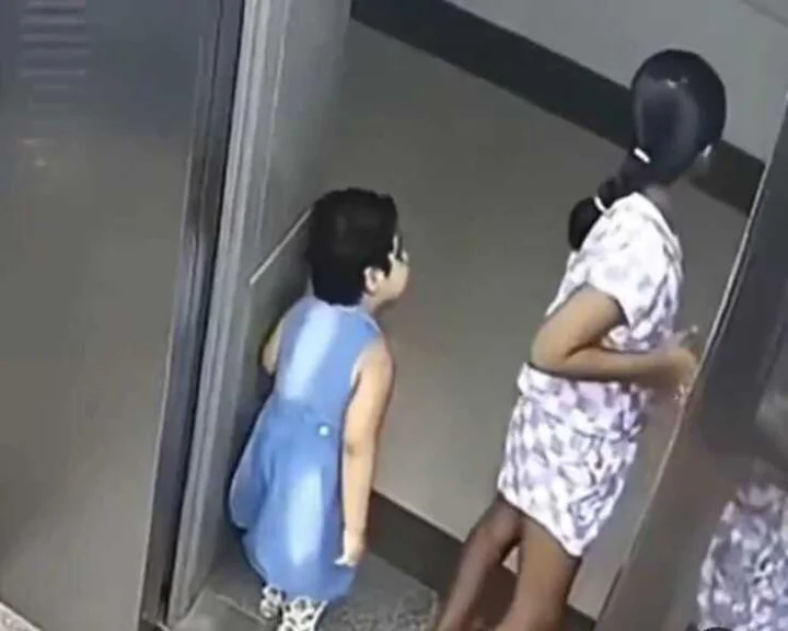 ಲಿಫ್ಟ್ ನಲ್ಲಿ ಸಿಲುಕಿದ್ದ ಮಕ್ಕಳನ್ನು ದುರ್ಗೆಯಂತೆ ಸಾಹಸ ಮಾಡಿ ರಕ್ಷಿಸಿದ ಬಾಲಕಿ Video