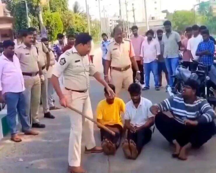 Video: ವಿಶಾಖಪಟ್ಟಣಂನಲ್ಲಿ ಕಾಲೇಜು ಹುಡುಗಿಯರ ಚುಡಾಯಿಸಿದ್ದಕ್ಕೆ ರಸ್ತೆಯಲ್ಲೇ ಕಾಲಿಗೆ ಹೊಡೆದ ಪೊಲೀಸರು: ಈ ಕ್ರಮ ಸರಿನಾ