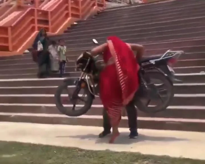 ಇವನೇನು ಗಂಡನಾ ಬಲಭೀಮನಾ...ಬೈಕ್ ಸಮೇತ ಪತ್ನಿ ಎತ್ತಿ ಸ್ಟಂಟ್ ಮಾಡಲು ಹೋಗಿ ಪೊಲೀಸರ ಅತಿಥಿಯಾದ ಭೂಪ Video