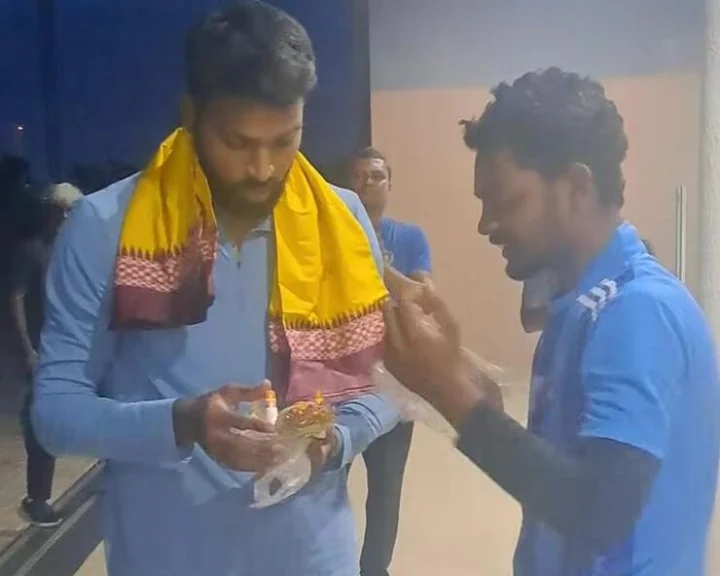 ಜಗನ್ನಾಥನ ಮೂರ್ತಿ ಗಿಫ್ಟ್ ಪಡೆಯುವಾಗ ಹಾರ್ದಿಕ್ ಪಾಂಡ್ಯ ಮಾಡಿದ ಕೆಲಸಕ್ಕೆ ನೆಟ್ಟಿಗರು ಶಾಕ್ Video