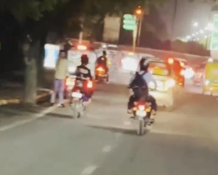ಕಾರಿನಲ್ಲಿ ಹೋಗುವಾಗ ಹುಡುಗಿ ನೋಡಿ ಕಣ್ಣು ಮಿಟುಕಿಸಿದ ಕಾಮುಕ: ಮುಂದೆ ಹುಡುಗಿ ಮಾಡಿದ ಕೆಲಸಕ್ಕೆ ಶಹಬ್ಬಾಶ್ ಎನ್ನಲೇಬೇಕು Video