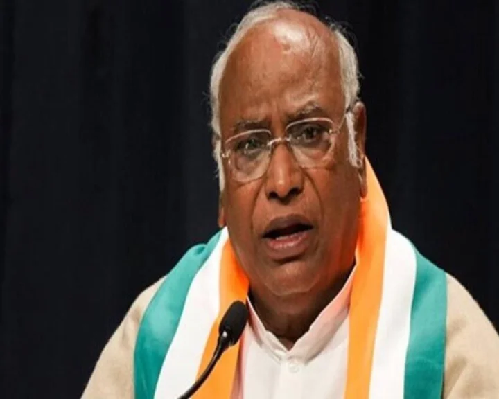 ಮಲ್ಲಿಕಾರ್ಜುನರನ್ನು ಅಸ್ಪೃಶ್ಯರಂತೆ ನೋಡಲಾಗಿದೆ: ಪವನ್ ಖೇರಾ ಕಿಡಿ