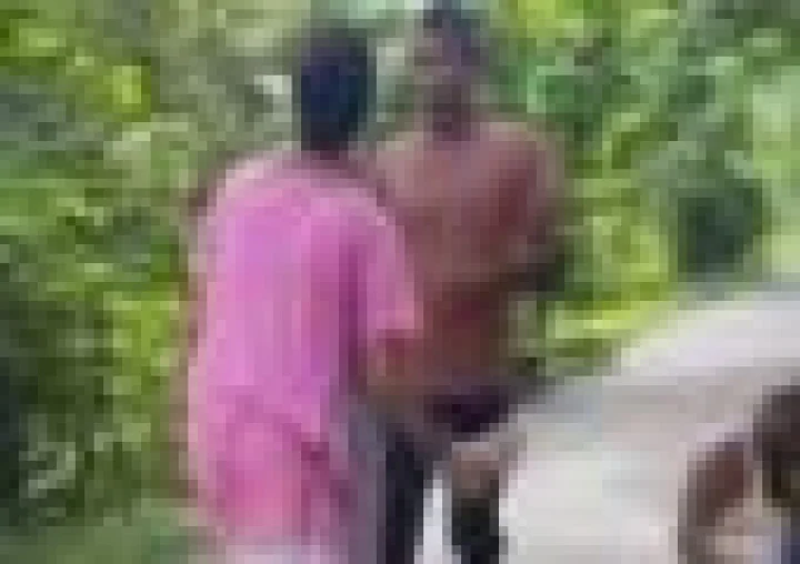 ಫೋನ್ ನಂಬರ್ ಬೇಕಾ ನಿಂಗೆ… ಯುವಕನಿಗೆ ರಸ್ತೆಯಲ್ಲೇ ಚಪ್ಪಲಿ ಕಿತ್ತು ಹೋಗುವಂತೆ ಹೊಡೆದ ಯುವತಿ Video