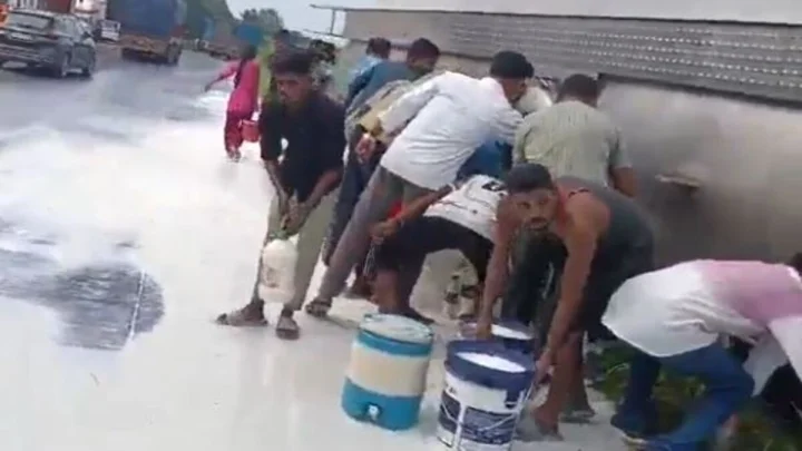 ಪಲ್ಟಿಯಾದ ಹಾಲಿನ ಟ್ಯಾಂಕರ್‌, ಹಾಲು ಸಂಗ್ರಹಿಸಲು ಜನ ಏನ್ ಮಾಡಿದ್ರು ನೋಡಿ
