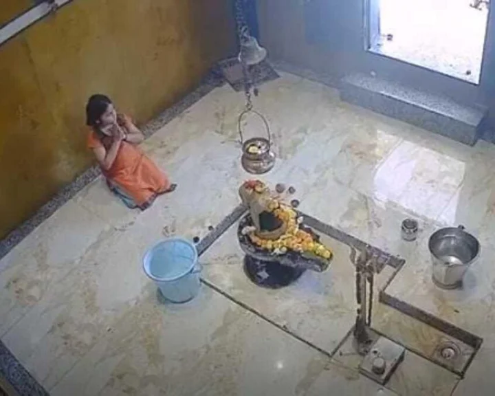 ದೇವರ ಮುಂದೆಯೇ ಅಪ್ರಾಪ್ತ ಬಾಲಕಿಯನ್ನು ತಬ್ಬಿ… ಛೀ ಇದೆಂಥಾ ದೌರ್ಜನ್ಯ Video