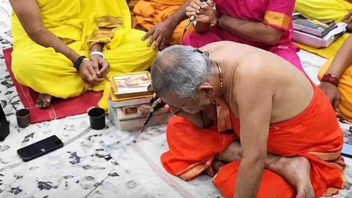 Kashi pandit chants mantras and dies