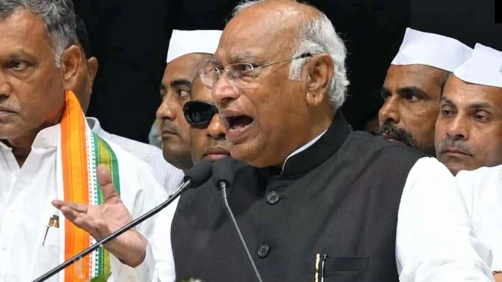 ಮೋದಿ ಮಾತ್ರವಲ್ಲ, ಅವರಪ್ಪನೂ ಹೋಗ್ತಾರೆ: ಮೋದಿ ಎಂದು ಕೂಗಿದ ವ್ಯಕ್ತಿಯ ಮುಂದೆ ಅಬ್ಬರಿಸಿದ ಮಲ್ಲಿಕಾರ್ಜುನ ಖರ್ಗೆ Video