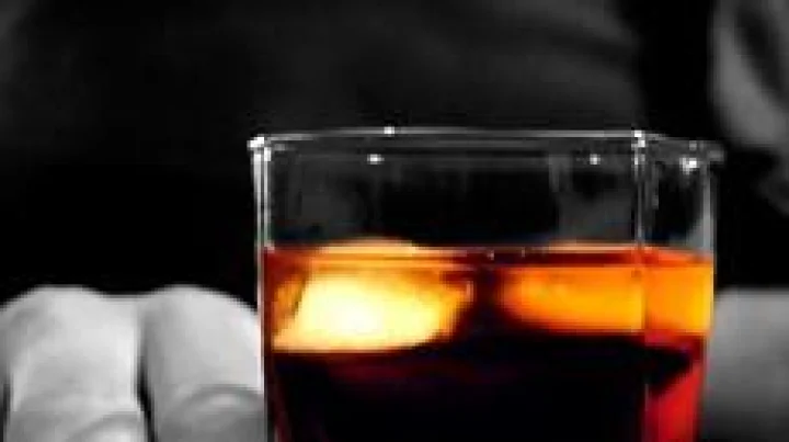 marathi joke : 2 पेग पिऊन 10 वाजता घरी