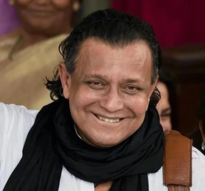 Mithun Chakraborty: Actor Mithun Chakraborty's photo on hospital bed goes viral! Mithun Chakraborty: अभिनेता मिथुन चक्रवर्तीचे रुग्णालयातील  बेडवर असलेले फोटो व्हायरल !