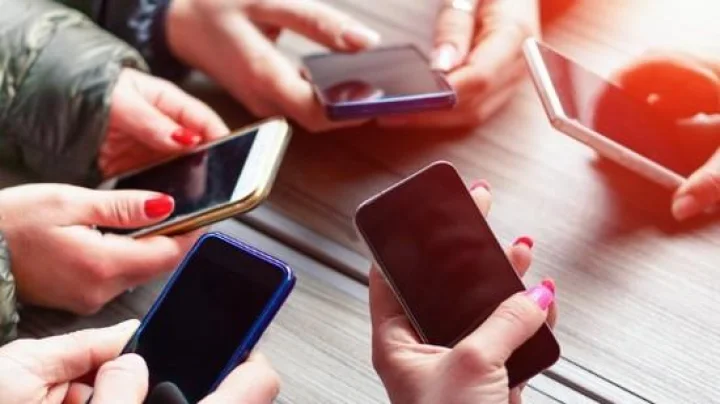 SmartPhones Launch this Month :डिसेंबर महिन्यात लॉन्च होणार एकापेक्षा जास्त स्मार्टफोन, किंमत आणि फीचर्स लीक…