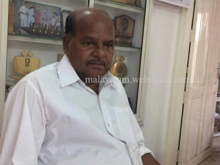 എനിക്കൊരവാര്‍ഡും വേണ്ടെന്ന് ടി പത്മനാഭന്‍ പറഞ്ഞു, ആരോഗ്യം മോശമാണെന്ന് എംടിയും - ഇവരെ ഒരുമിപ്പിച്ച മാജിക്കിനെപ്പറ്റി പെരുമ്പടവം പറയുന്നു!