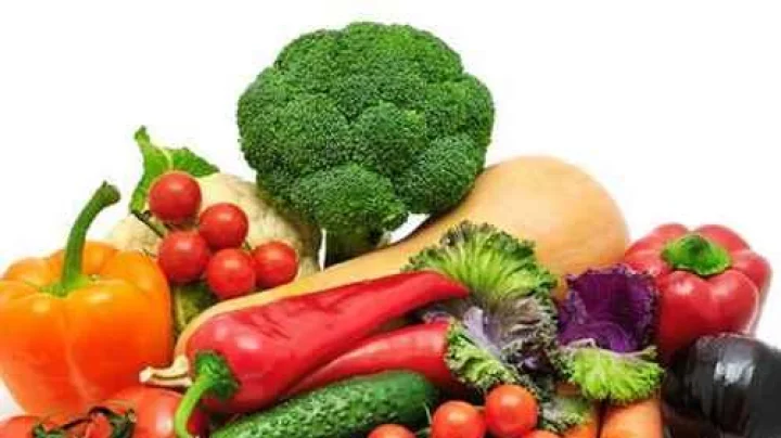 मेनोपॉजदरम्यान हेल्दी राहण्यासाठी हिरव्या भाज्यांचे सेवन करावे