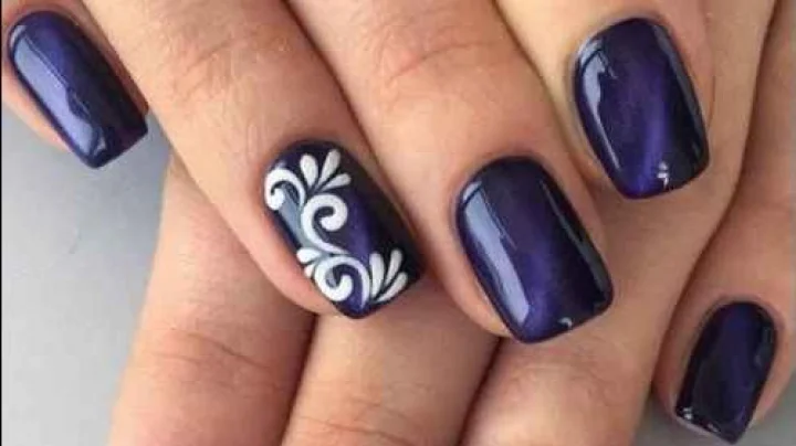 Bold Nail Color बोल्ड नेल पॉलिश देतं सेक्सी लुक