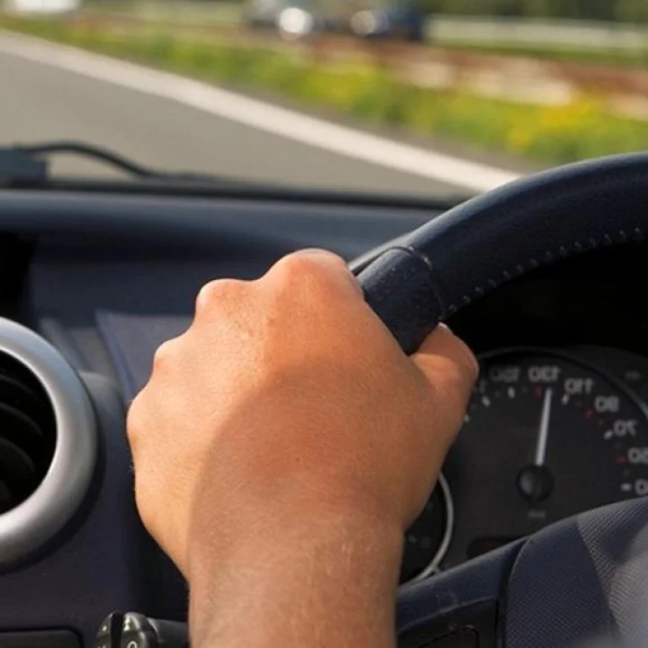 નેશનલ હાઈવે પર ચાલુ કારમાં 6 યુવાનો સાથે નિવસ્ત્ર હતી યુવતી, નીકળી વૈશ્યાવૃતિ