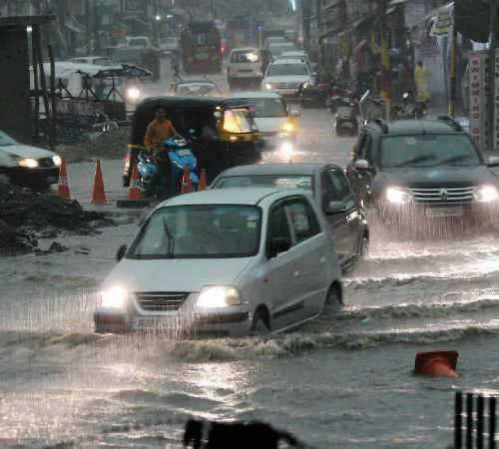 okhi strom rain started in mumbai